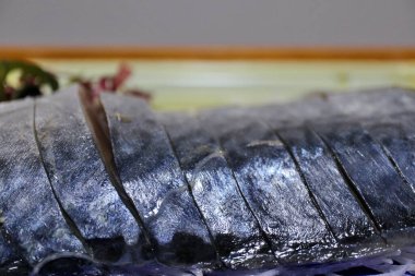 Shimesaba (sirkeli uskumru sashimi) Tokyo, Japonya 'da bir süpermarketten satın alınmıştır.