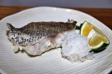 Japon ev yemeği: ızgara tuzlu madai (kırmızı deniz kabuğu) rendelenmiş daikon turpu ve sudachi citrus