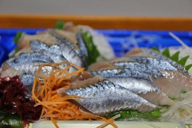 Sanma (Pasifik saury) sashimi Japonya, Tokyo 'da bir süpermarketten satın alınmıştır.