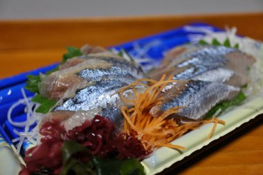 Sanma (Pasifik saury) sashimi Japonya, Tokyo 'da bir süpermarketten satın alınmıştır.
