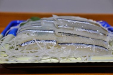 Sayori (Japon yarım gagalı) sashimi Tokyo, Japonya 'da bir süpermarketten satın alınmıştır.