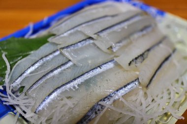 Sayori (Japon yarım gagalı) sashimi Tokyo, Japonya 'da bir süpermarketten satın alınmıştır.