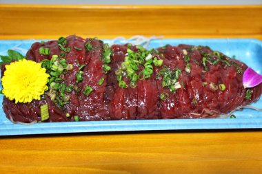 Bryde 'nin balina sashimi' si Tokyo, Japonya 'da bir süpermarketten alınmış.