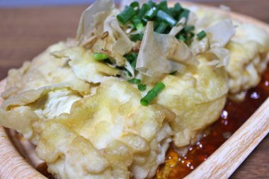 Agedashi dofu 'su (dashi çorbası ile kızartılmış tofu) Tokyo, Japonya' da bir süpermarketten satın alınmıştır.