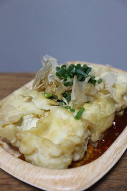 Agedashi dofu 'su (dashi çorbası ile kızartılmış tofu) Tokyo, Japonya' da bir süpermarketten satın alınmıştır.