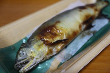 Tokyo, Japonya 'da bir süpermarketten alınmış ızgara tuzlu ayu tatlı balığı.