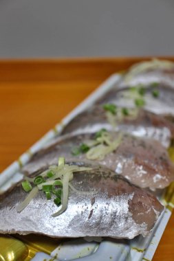 Aji (Japon uskumrusu) nigirzushi Tokyo, Japonya 'da bir süpermarketten satın alındı.