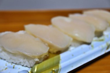 Tairagi (kalem kabuğu) nigirzushi, Tokyo, Japonya 'da bir süpermarketten satın alındı.