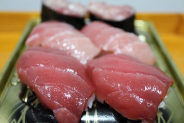 Toro (yağlı ton balığı) nigirzushi, Tokyo, Japonya 'da bir süpermarketten satın alındı.