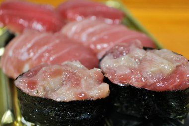 Toro (yağlı ton balığı) nigirzushi, Tokyo, Japonya 'da bir süpermarketten satın alındı.