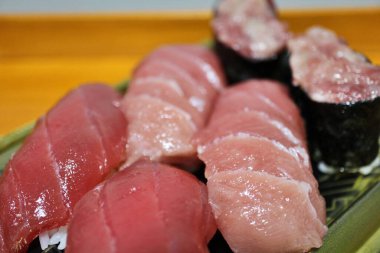 Toro (yağlı ton balığı) nigirzushi, Tokyo, Japonya 'da bir süpermarketten satın alındı.