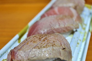 Izgara toro (yağlı ton balığı) nigirzushi, Tokyo, Japonya 'da bir süpermarketten satın alınmıştır.