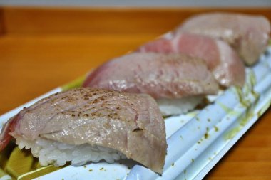 Izgara toro (yağlı ton balığı) nigirzushi, Tokyo, Japonya 'da bir süpermarketten satın alınmıştır.