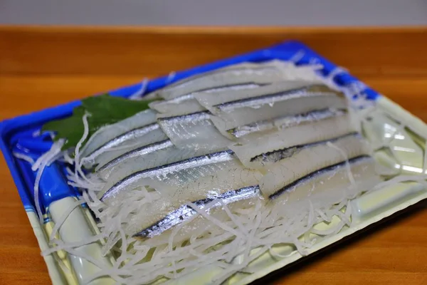 Sayori (Japon yarım gagalı) sashimi Tokyo, Japonya 'da bir süpermarketten satın alınmıştır.