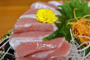 Toro (yağlı ton balığı) sashimi Japonya, Tokyo 'da bir süpermarketten satın alındı