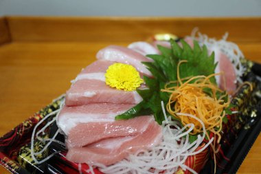 Toro (yağlı ton balığı) sashimi Japonya, Tokyo 'da bir süpermarketten satın alındı