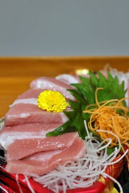 Toro (yağlı ton balığı) sashimi Japonya, Tokyo 'da bir süpermarketten satın alındı