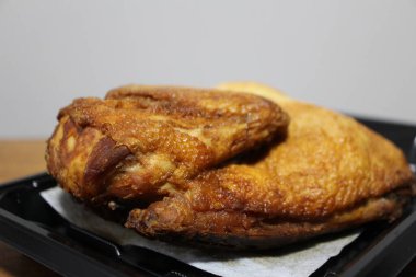 Tokyo, Japonya 'da bir süpermarketten alınmış kızarmış tavuk.