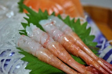 Amaebi (tatlı karides) sashimi Tokyo, Japonya 'da bir süpermarketten satın alındı
