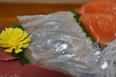 Madai (kırmızı deniz kabuğu) sashimi Japonya, Tokyo 'da bir süpermarketten satın alınmıştır.