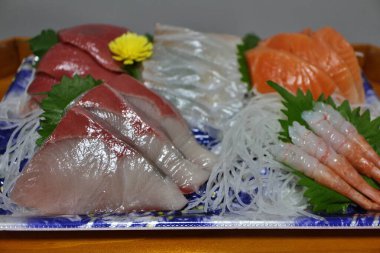 Tokyo, Japonya 'daki bir süpermarketten çeşitli sashimi (sarı kuyruklu, tatlı karides, toro, madai ve somon) satın alınmıştır.