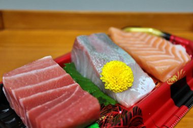 Tokyo, Japonya 'daki bir süpermarketten çeşitli saşimi blokları (toro, sarı kuyruk ve somon) satın alınmıştır.