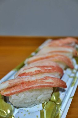 Kaynamış kar yengeci nigirzushi Tokyo, Japonya 'da bir süpermarketten satın alındı.