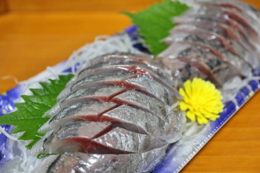 Aji (Japon uskumrusu) sashimi Tokyo, Japonya 'da bir süpermarketten satın alınmıştır.