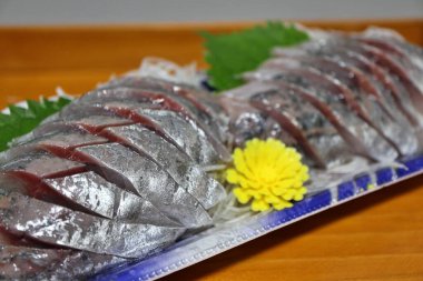 Aji (Japon uskumrusu) sashimi Tokyo, Japonya 'da bir süpermarketten satın alınmıştır.