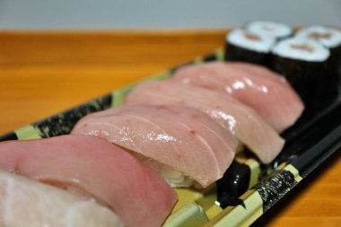Toro (yağlı ton balığı) nigirzushi, Tokyo, Japonya 'da bir süpermarketten satın alındı.