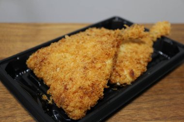 Kızarmış aji (Japon uskumrusu) Tokyo, Japonya 'da bir süpermarketten satın alınmıştır.