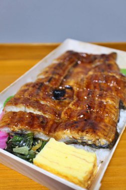 Unagi Kabayaki (ızgara yılan balığı) bento kutusu Tokyo, Japonya 'da bir süpermarketten satın alınmıştır.