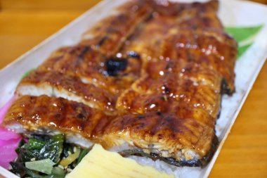 Unagi Kabayaki (ızgara yılan balığı) bento kutusu Tokyo, Japonya 'da bir süpermarketten satın alınmıştır.