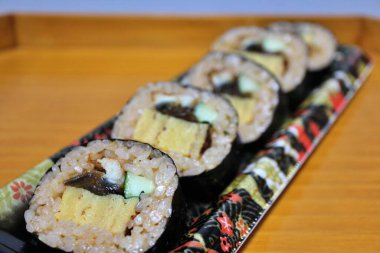 Unagi ve dashimaki Makizushi (rulo suşi) Tokyo, Japonya 'da bir süpermarketten satın alındı.
