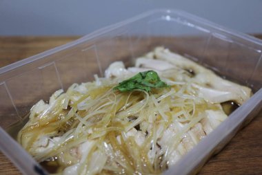 Yiyecek teslimatı: Zencefil soslu buğulanmış tavuk (Çin mutfağı))