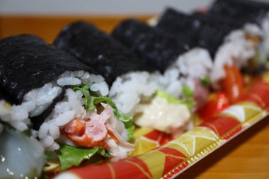 Tokyo, Japonya 'da bir süpermarketten çeşitli Makizushi (rulo suşi) satın alınmış.