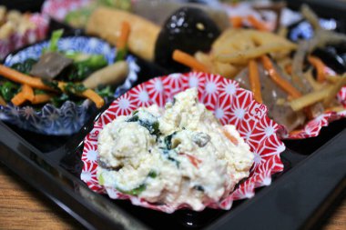 Ispanak Shiraae (püre tofu ile karıştırılmış ıspanak) Tokyo, Japonya 'daki bir süpermarketten satın alınmıştır.