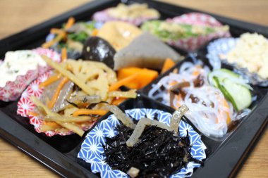 Tokyo, Japonya 'da bir süpermarketten alınmış haşlanmış hijiki deniz yosunu.