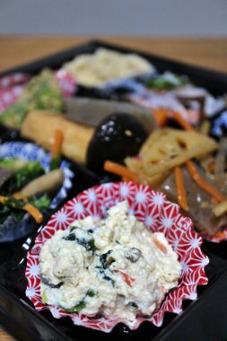 Ispanak Shiraae (püre tofu ile karıştırılmış ıspanak) Tokyo, Japonya 'daki bir süpermarketten satın alınmıştır.