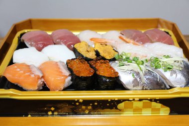 Çeşitli nigirzushi (ikura, aji, karides, deniz kestanesi, mürekkep balığı, somon, toro, vs.) Tokyo, Japonya 'da bir süpermarketten alınmış.