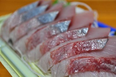 Warasa (genç sarı kuyruklu) sashimi Tokyo, Japonya 'da bir süpermarketten satın alınmıştır.
