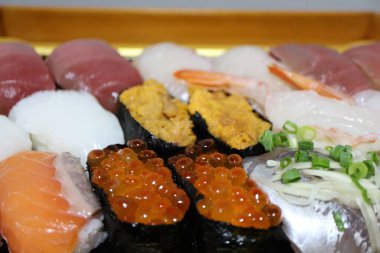 Çeşitli nigirzushi (ikura, aji, karides, deniz kestanesi, mürekkep balığı, somon, toro, vs.) Tokyo, Japonya 'da bir süpermarketten alınmış.