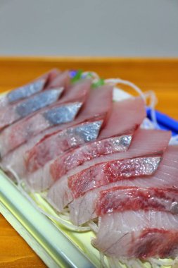 Warasa (genç sarı kuyruklu) sashimi Tokyo, Japonya 'da bir süpermarketten satın alınmıştır.