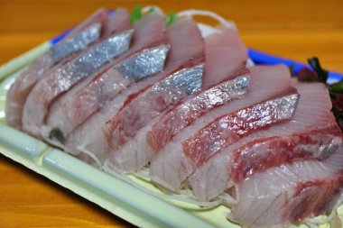 Warasa (genç sarı kuyruklu) sashimi Tokyo, Japonya 'da bir süpermarketten satın alınmıştır.