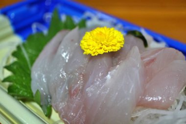 Tokyo, Japonya 'da bir süpermarketten alınan siyah dikenli balık (blackthorn filefish) saşimi