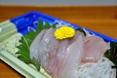 Tokyo, Japonya 'da bir süpermarketten alınan siyah dikenli balık (blackthorn filefish) saşimi