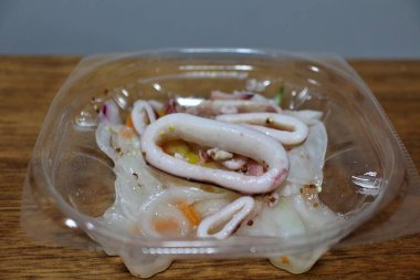 Tokyo, Japonya 'da bir süpermarketten alınan hardal içinde marine edilmiş mürekkep balığı.