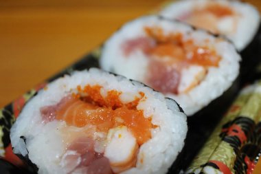 Japon, Tokyo 'daki bir süpermarketten deniz mahsulü Makizushi (rulo suşi) satın alınmıştır.