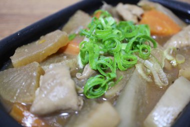 Motsuni (ağır ateşte pişirilmiş sakatat ve sebzeler) Tokyo, Japonya 'da bir süpermarketten satın alınmıştır.