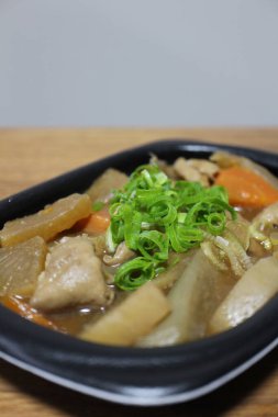 Motsuni (ağır ateşte pişirilmiş sakatat ve sebzeler) Tokyo, Japonya 'da bir süpermarketten satın alınmıştır.